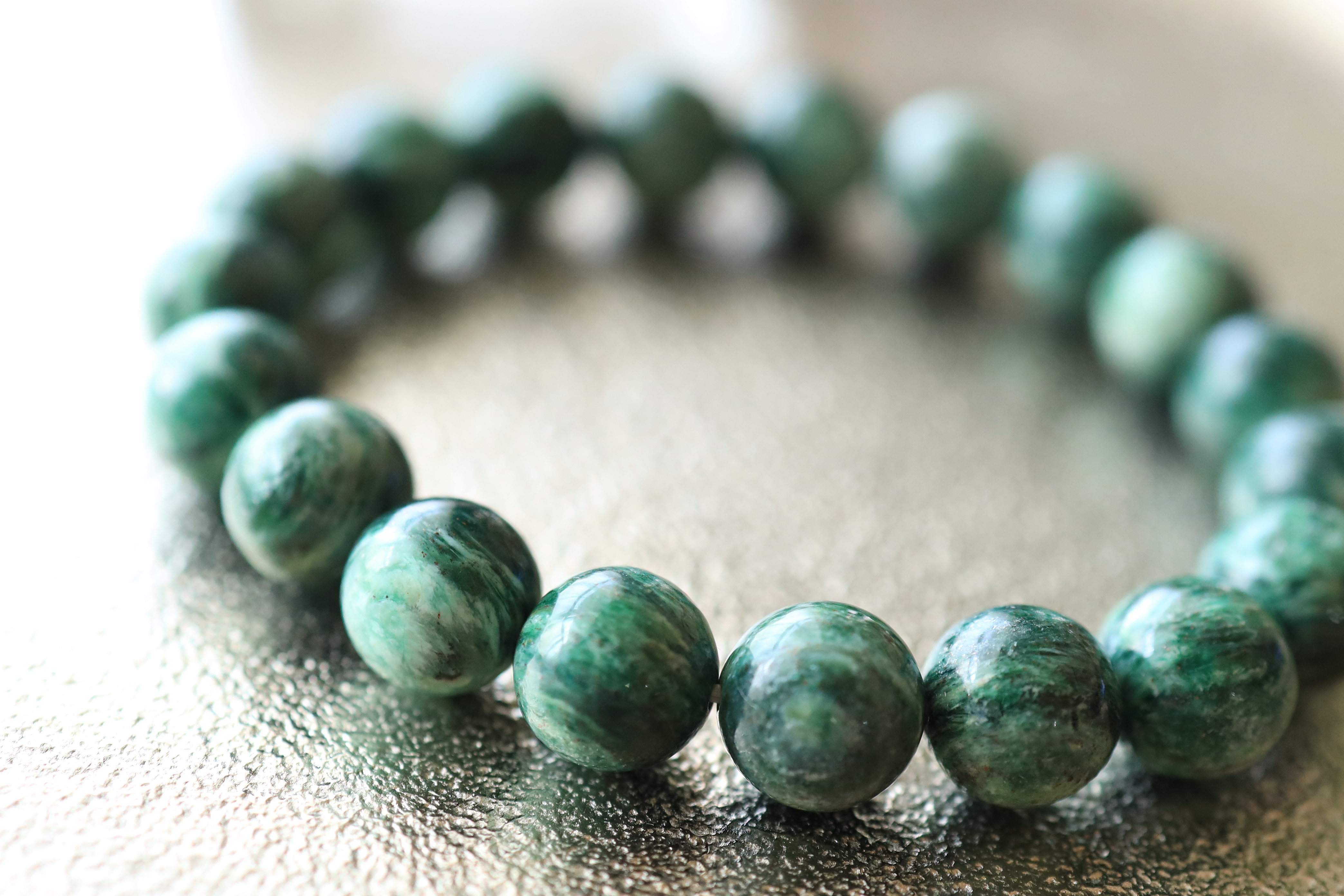 …☆原石の趣（ｵﾓﾑｷ）たっぷり☆…☆天然マイカ（フックサイト）10ミリ☆…☆天然石ブレスレット☆…