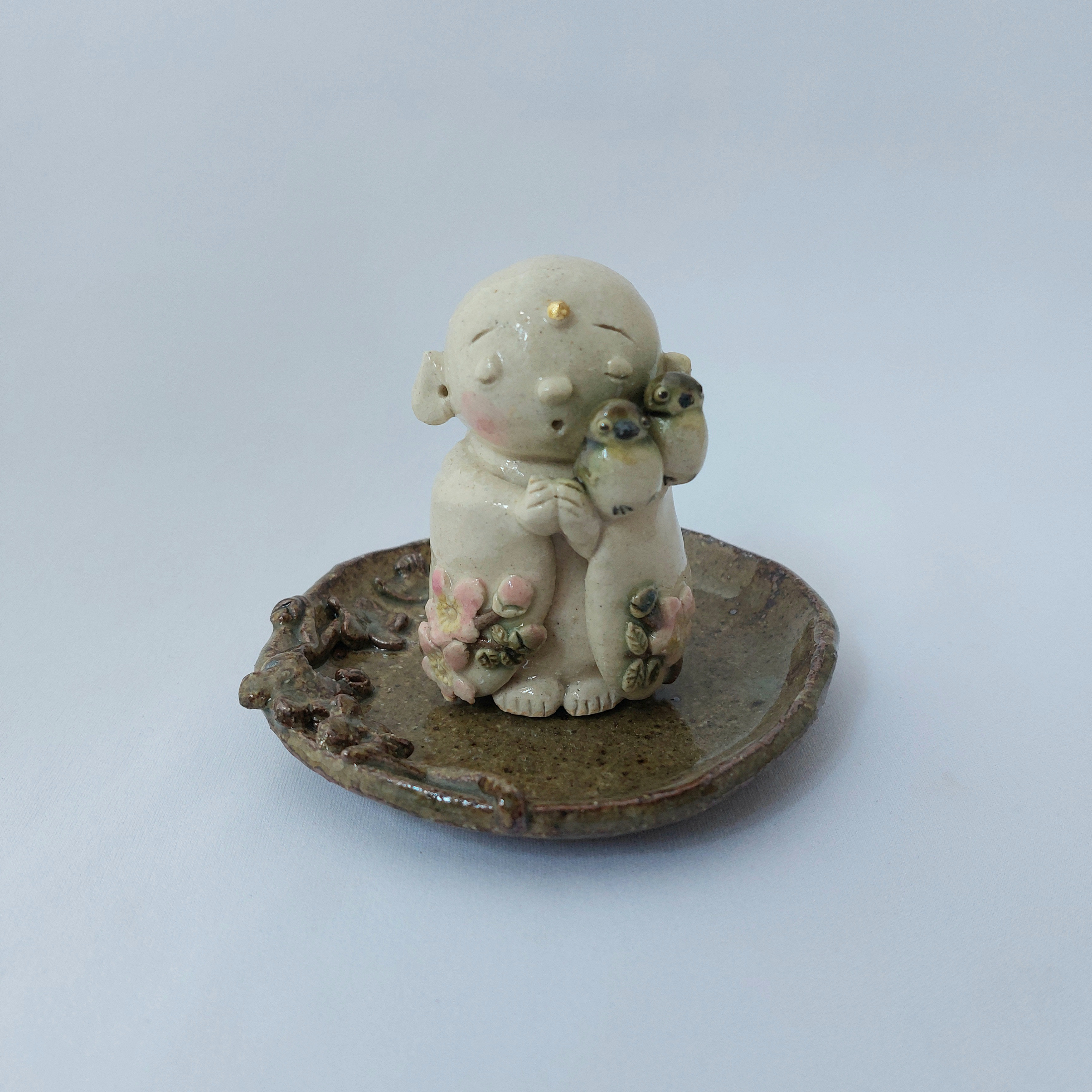 めじろがとまるお地蔵さん(ほっこり)