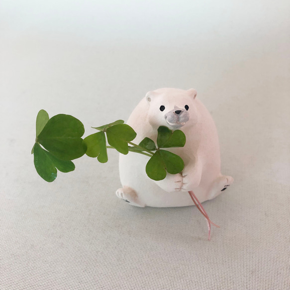 [受注制作] お花が持てちゃうシロクマさん（素焼きのシロクマ　置物） 3枚目の画像