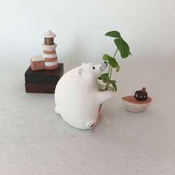 [受注制作] お花が持てちゃうシロクマさん（素焼きのシロクマ　置物） 2枚目の画像