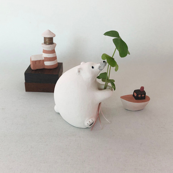 [受注制作] お花が持てちゃうシロクマさん（素焼きのシロクマ　置物） 2枚目の画像