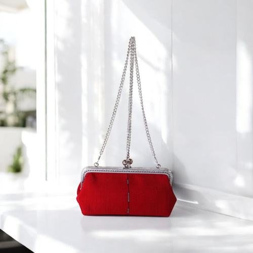 伝統文獅噛文長斑錦帯リメイクがま口バック/和装バッグ/スマホ入ります/ 真っ赤な帯リメイクがま口バック/透かし織り/和装バッグ/スマホ