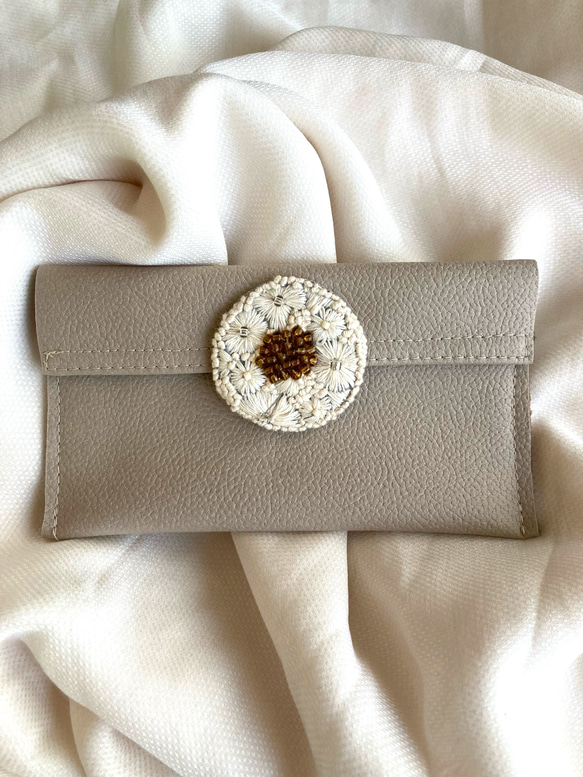 ビーズ刺繍カボションの小ぶりケース（合皮）c 1枚目の画像