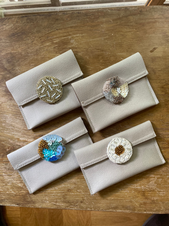 ビーズ刺繍カボションの小ぶりケース（合皮）c 6枚目の画像