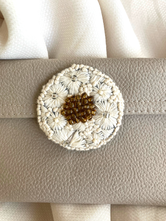 ビーズ刺繍カボションの小ぶりケース（合皮）c 3枚目の画像