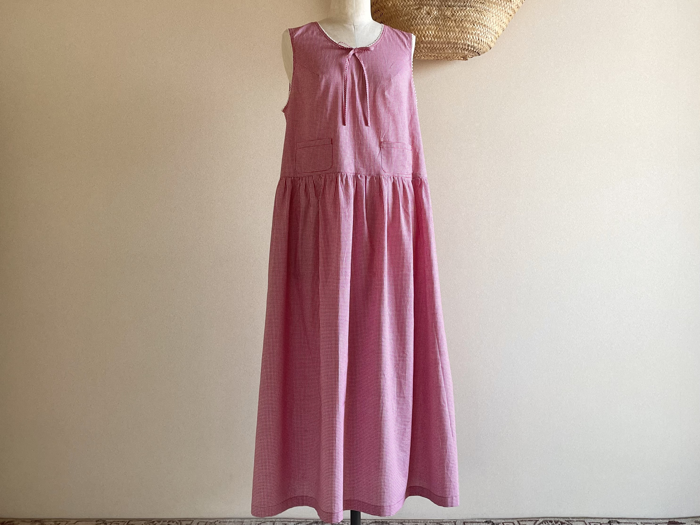 赤ギンガムチェックのノースリーブワンピース