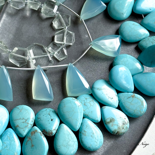 宝石質ブルーカラーカルセドニーAAA- フラットトライアングル 2粒