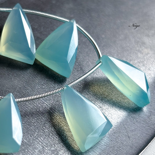 宝石質ブルーカラーカルセドニーAAA- フラットトライアングル 2粒