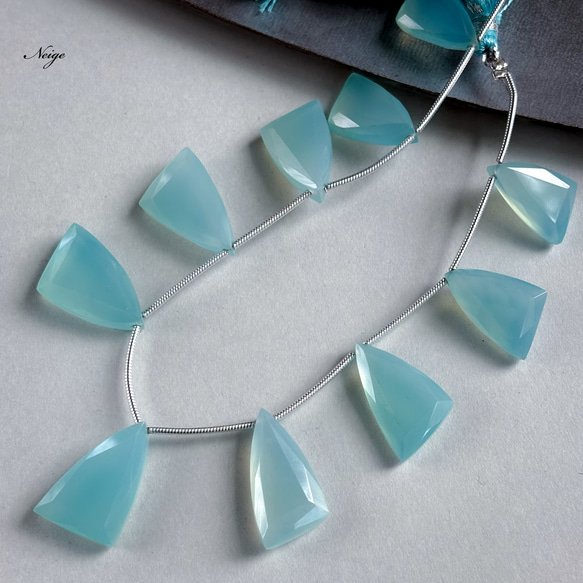 宝石質ブルーカラーカルセドニーAAA- フラットトライアングル 2粒