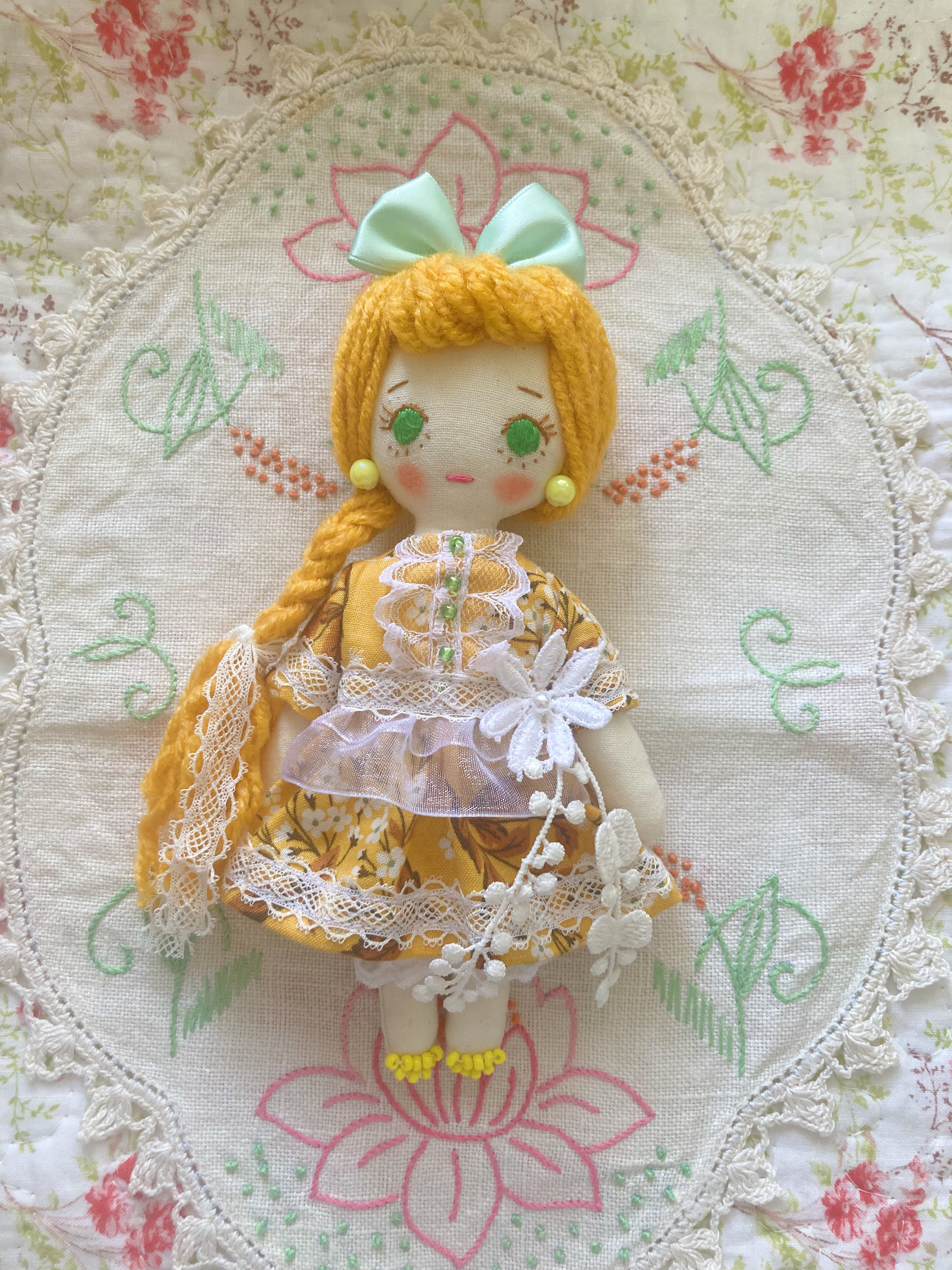 グリーンアイのもえちゃん　ドールチャーム　布人形　布ドール　マスコット　マスタードカラー（小花柄）ワンピースコーデ