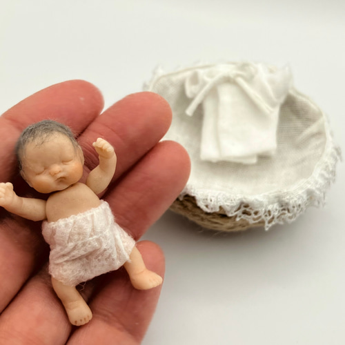 リアル赤ちゃん人形】手のひらサイズの眠るベビー(カゴ・肌着付き