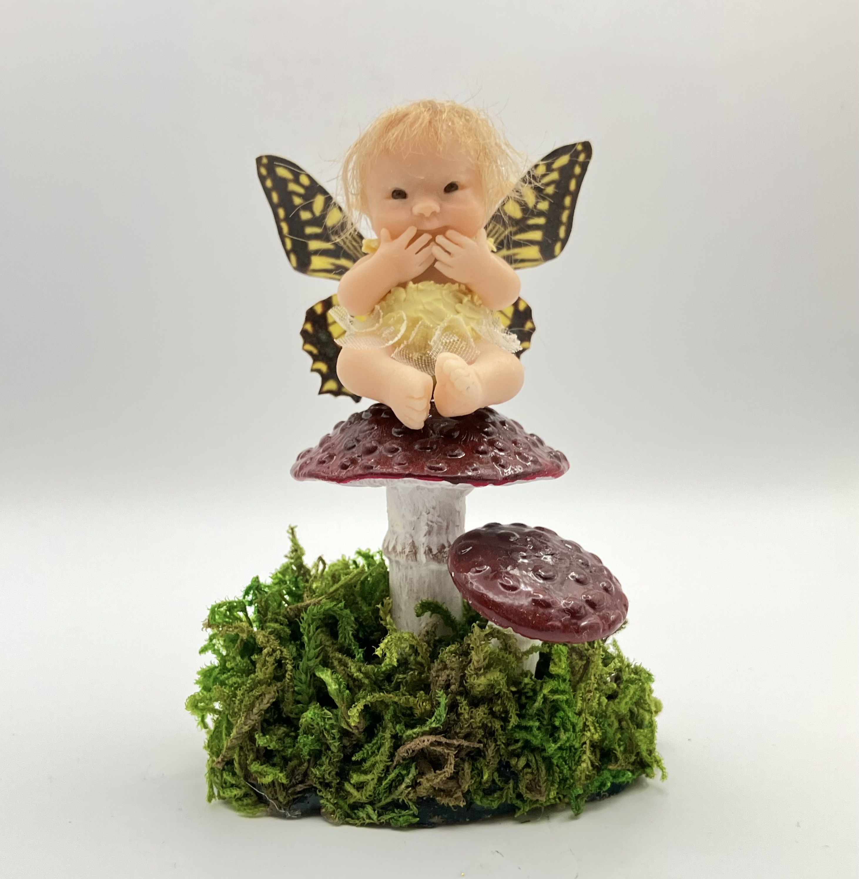 樹脂粘土ベビー　キノコに座る妖精の赤ちゃん