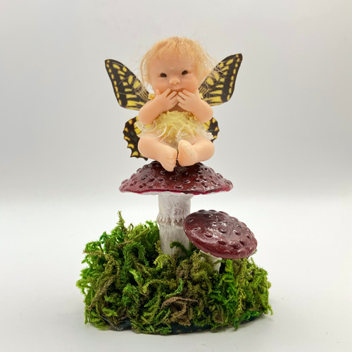 樹脂粘土ベビー キノコに座る妖精の赤ちゃん その他人形 tenelle