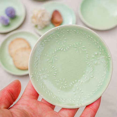 イムサエム 花模様の緑色陶器皿 イムサエム 花模様の緑色陶器皿 イムサエムさんのお皿 汚れは