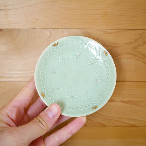 Hana no wa- 花模様のいっちん豆皿｜浅緑色｜うすい緑色｜手作り陶器