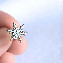 雪のささやき　本物の雪の結晶ピアス（イヤリング）　サージカルステンレス　ニッケルフリーメッキ　 4枚目の画像