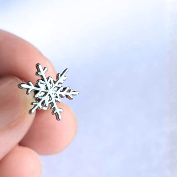 雪のささやき　本物の雪の結晶ピアス（イヤリング）　サージカルステンレス　ニッケルフリーメッキ　 4枚目の画像