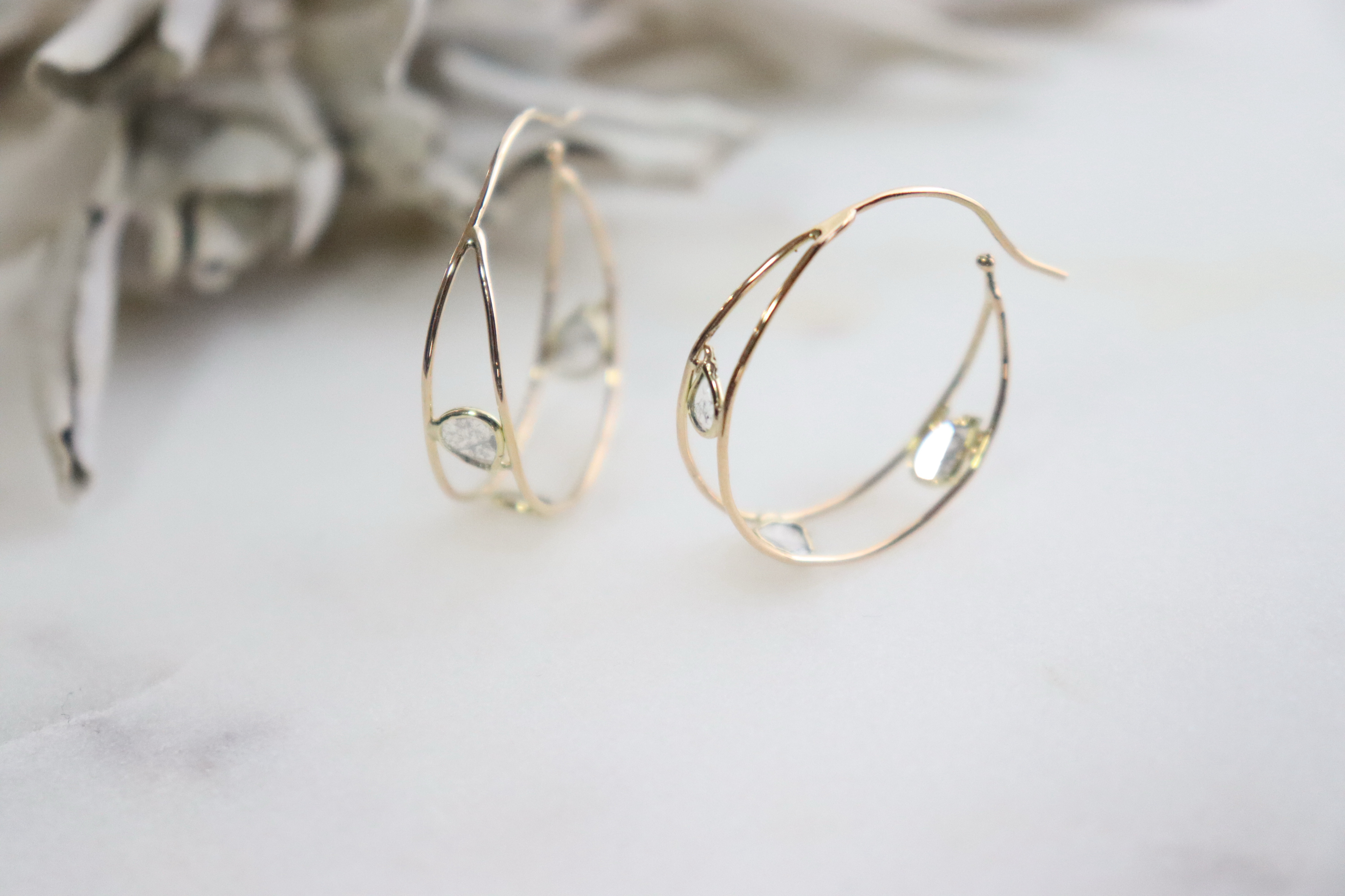 《k18YG》1点もの/月と太陽〜天然スライスダイヤモンドフックピアス