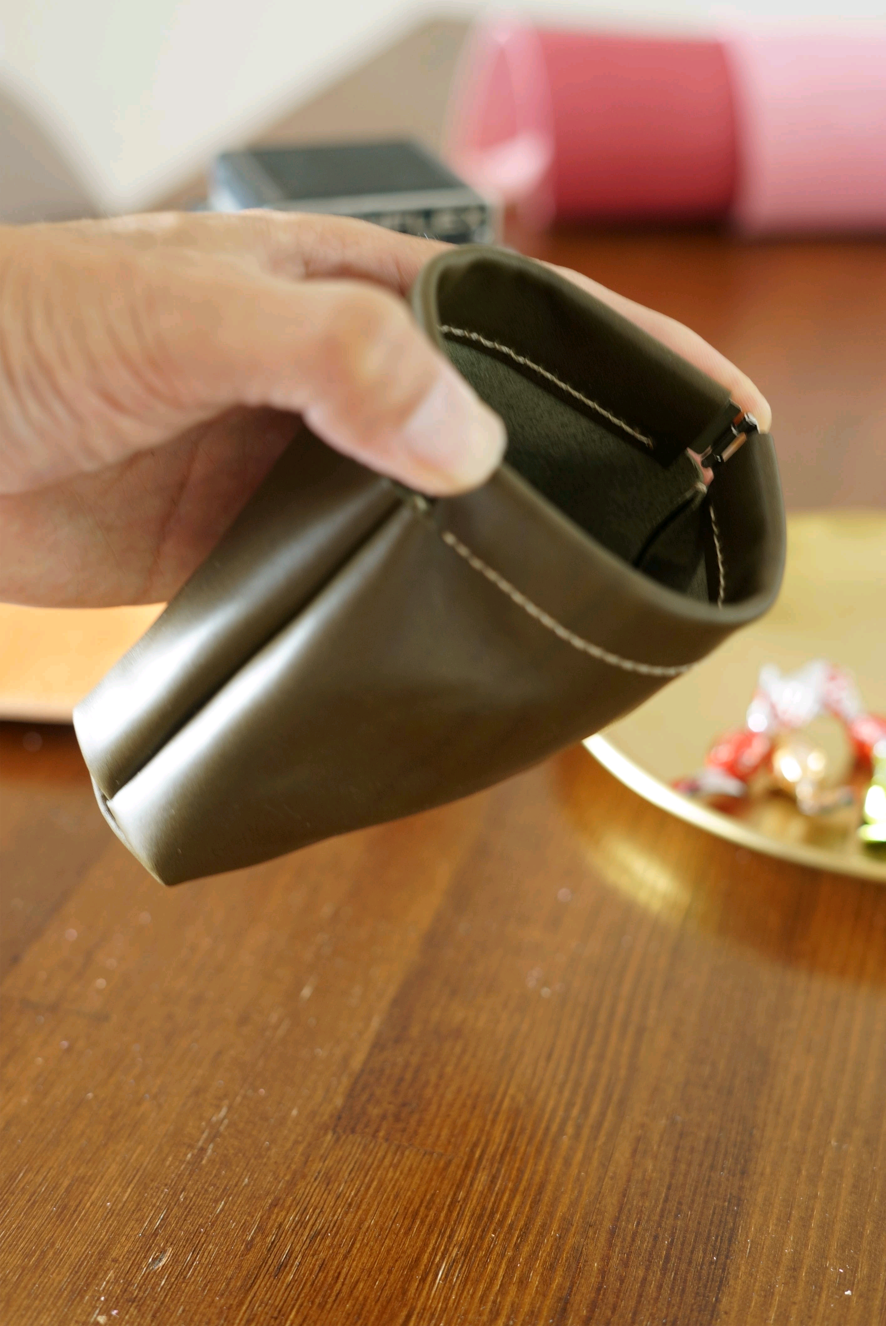 本革レザー　イヤホンやコインちょっとした小物入れに　バネ口金でガバッと開く ポーチ　オリーブ