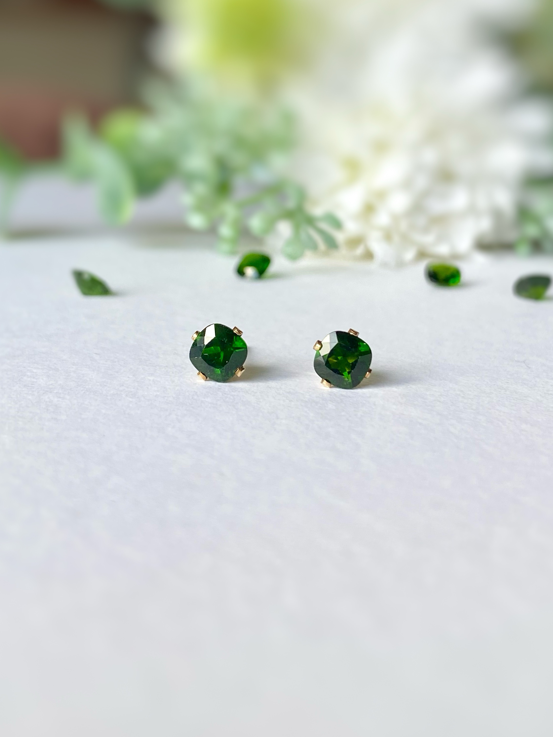 クロムダイオプサイドのシンプルピアス 透輝石 クッションカット 14kgf/sv925