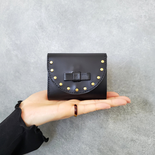 ◇レザーリボンとスタッズで魅せる大人のなめらか革財布◇ お札が折れ