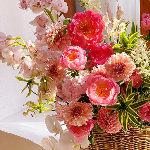 陽だまりのバスケット・華やかフラワーアレンジメント（生花／ギフト