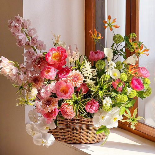 陽だまりのバスケット・華やかフラワーアレンジメント（生花／ギフト
