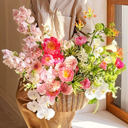 陽だまりのバスケット・華やかフラワーアレンジメント（生花／ギフト
