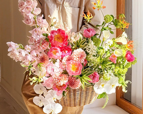 陽だまりのバスケット・華やかフラワーアレンジメント（生花／ギフト