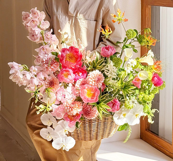 陽だまりのバスケット・華やかフラワーアレンジメント（生花／ギフト