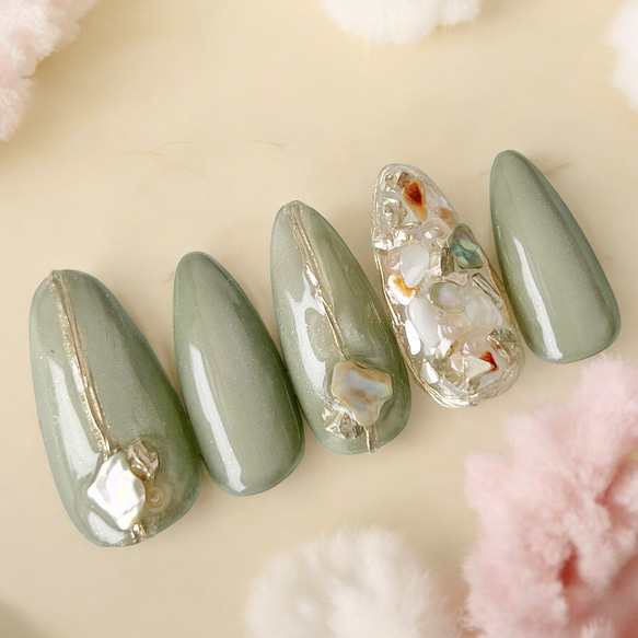 縦長効果 モスグリーンのマグネットとゴージャスビジューネイル ネイル