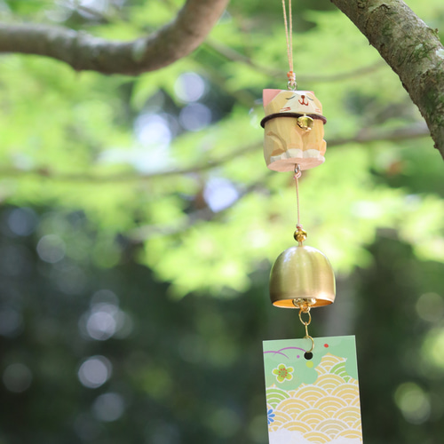 猫が鳴らす癒しの音色｜木彫り防水性猫の風鈴・真鍮ベル｜夏の贈り物