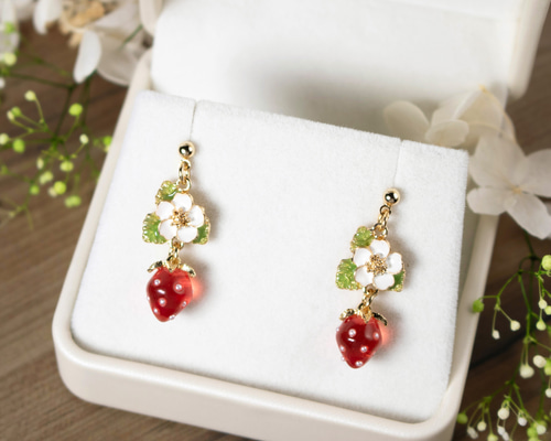 極上いちごとお花のピアス【イヤリング/金属アレルギー対応】フルーツ