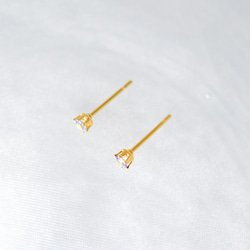 【小さなブルーサファイアの一粒スタッドピアス】青 / 3mm / 天然石 / つけっぱなしok 6枚目の画像