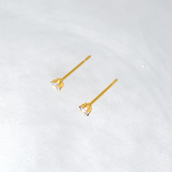 【小さなブルーサファイアの一粒スタッドピアス】青 / 3mm / 天然石 / つけっぱなしok 6枚目の画像