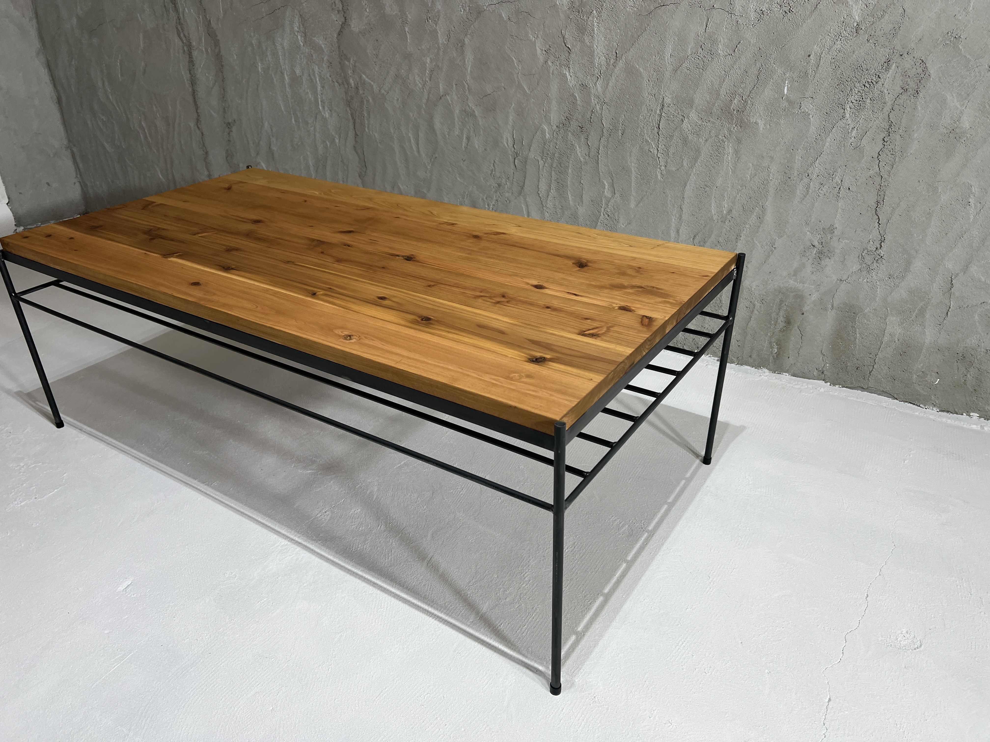 杉無垢天板 × 鉄フレーム 下棚付きローテーブル｜リビング・店舗什器対応