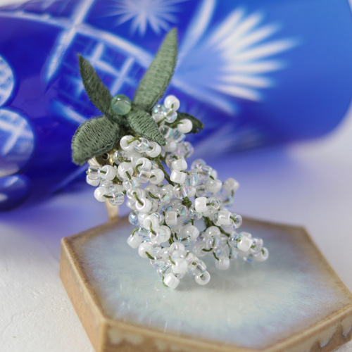 ビーズと立体刺繍のアセビ✿ポニーフック ポニーフック・ヘアカフス 春