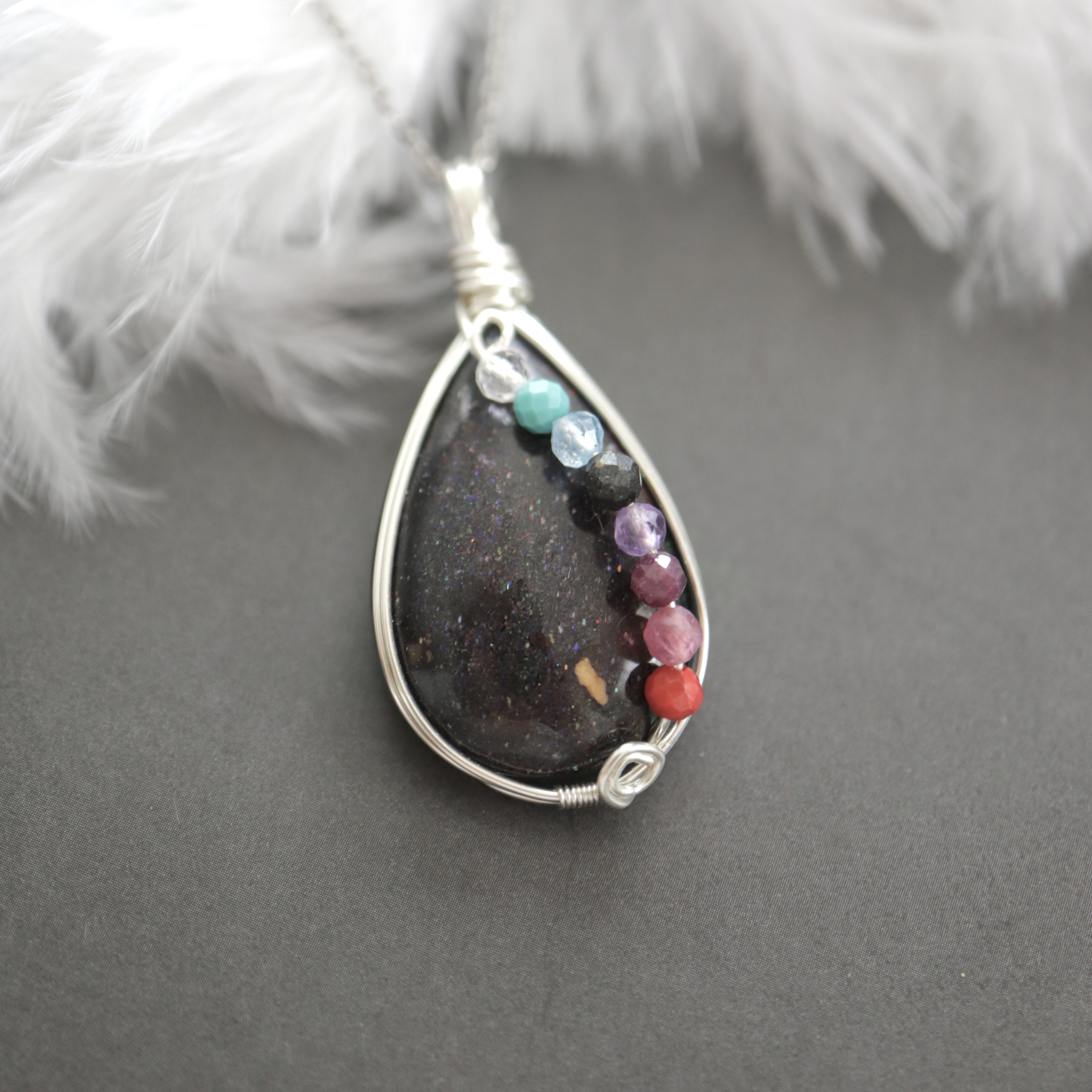 【1点もの】ブラックマトリックスオパールのペンダント《内なる宇宙と7つの光》｜心に寄り添う色彩の天然石アクセサリー