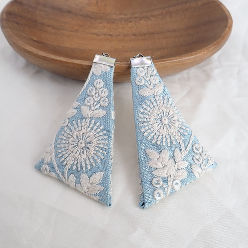 プチギフトに 爽やかなスカイブルー｜インド刺繍リボンの大人ピアス