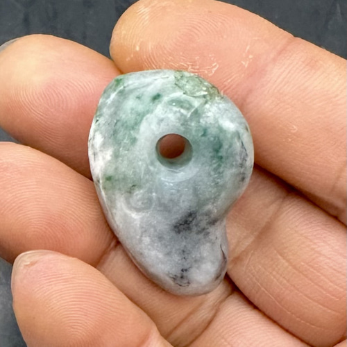 糸魚川産　翡翠勾玉　　　　　淡い空青色☆12,000円☆ 糸魚川産翡翠勾玉淡い空青色☆12,000円☆