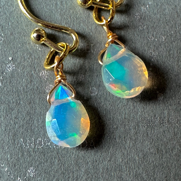 遊色しっかり　オパール　小粒カットあり雫　14kgf ピアス　イヤリング変更可能 1枚目の画像