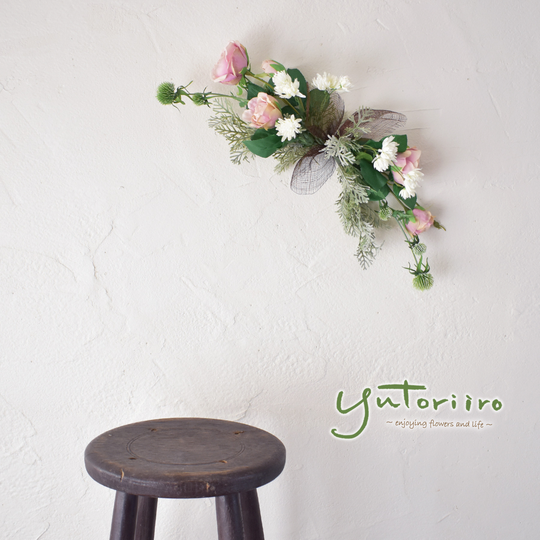 バラとルリダマアザミの壁掛けアレンジ　ブラウン