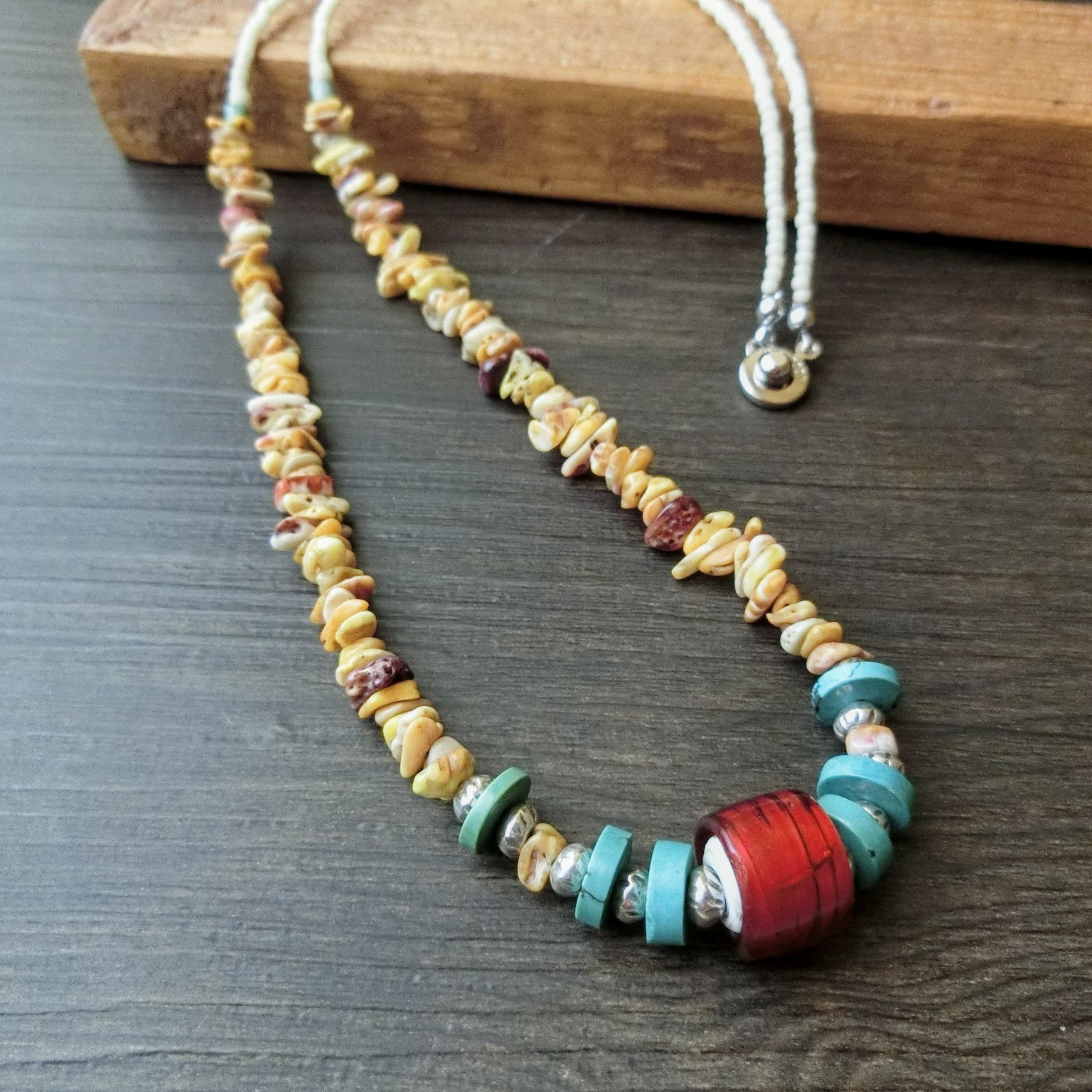 ホワイトハートとターコイズ、カレンシルバーをスパイニーオイスターでつないだロングネックレス