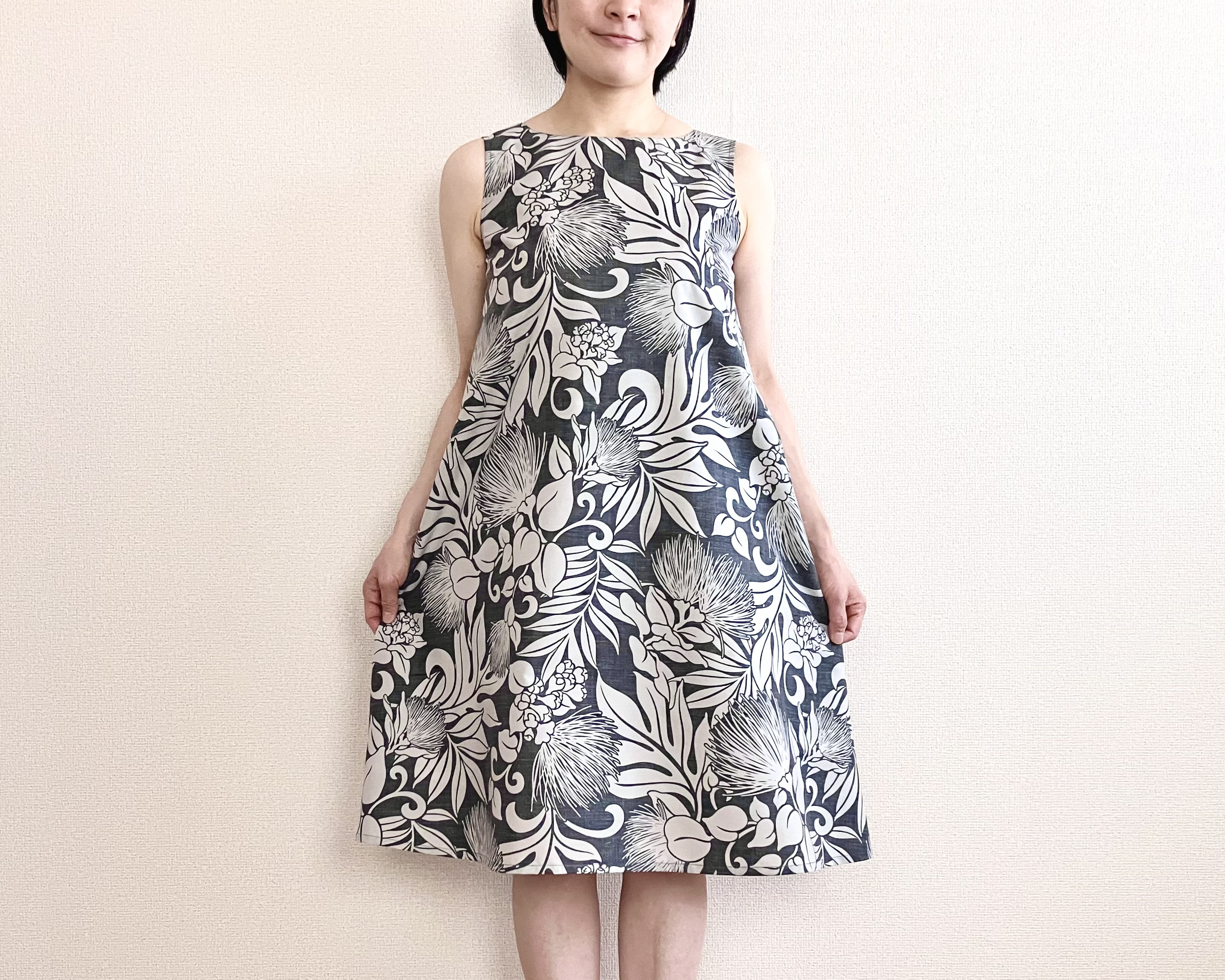 【Lサイズ】レフアとモンステラのフレアワンピース　グレー