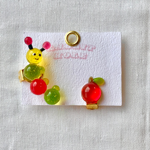 2wayイモムシとリンゴの耳飾り＊イヤーカフクリップ＊ピアス