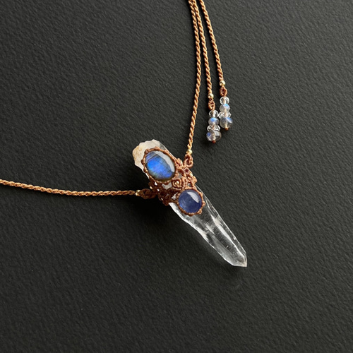 パール、サファイア、ラブラドライトの天然石マクラメネックレス