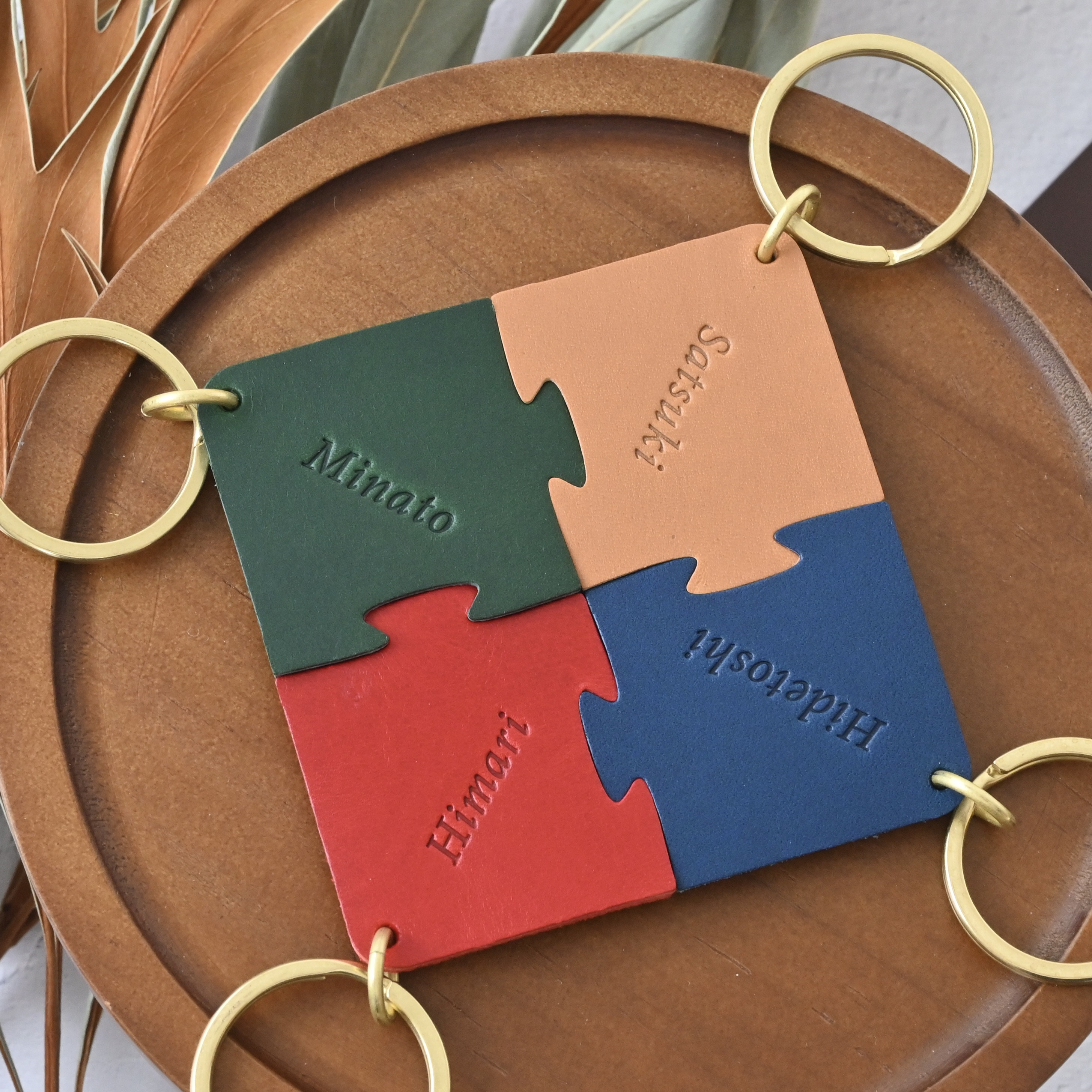 ４人でお揃い♪名入れ出来るイタリア革のパズルキーホルダー#6色から選べる！