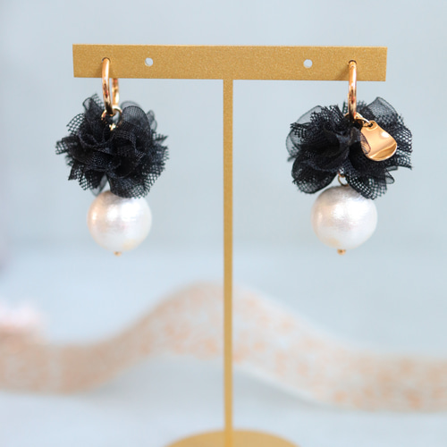 ♡ハンドメイド♡ビジューピアスイヤリング№831ブラックコットンパール コットンパールとメッシュリボンの揺れるピアス/イヤリング 黒