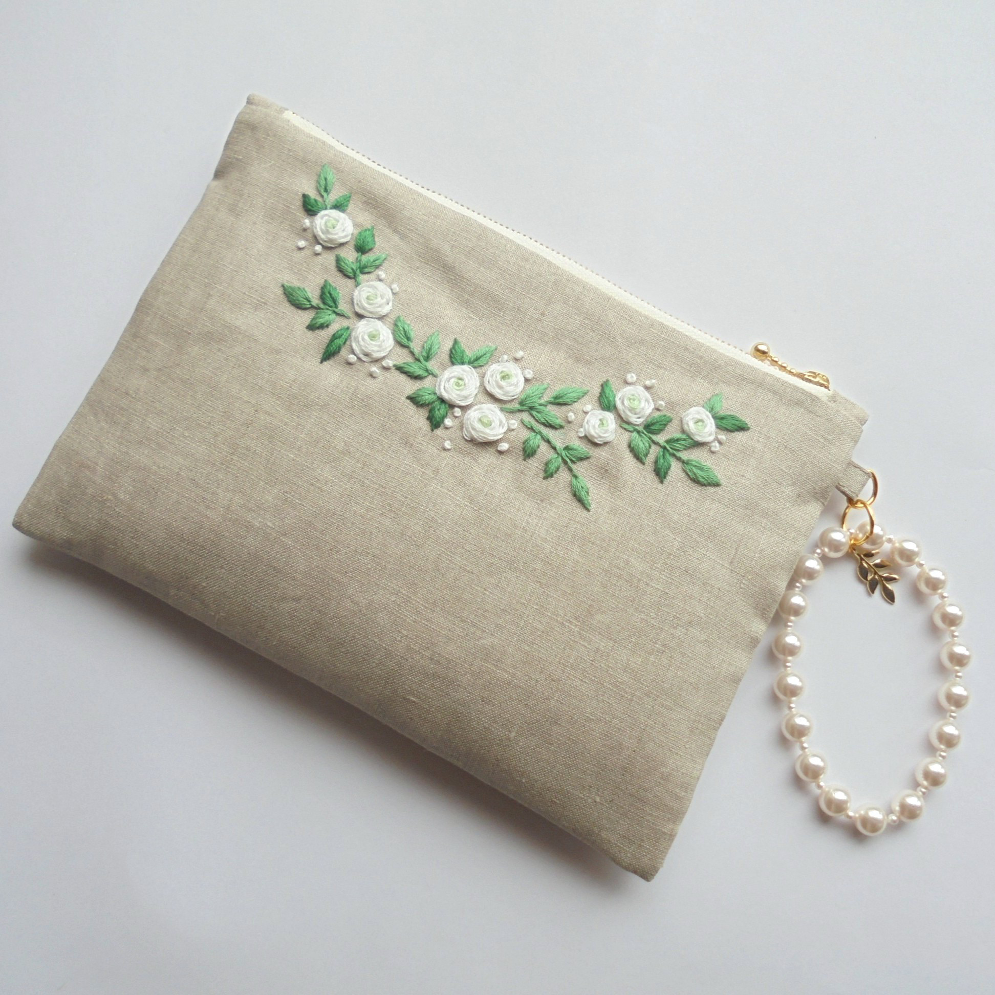 手刺繍白いバラのガーランド　おでかけポーチ
