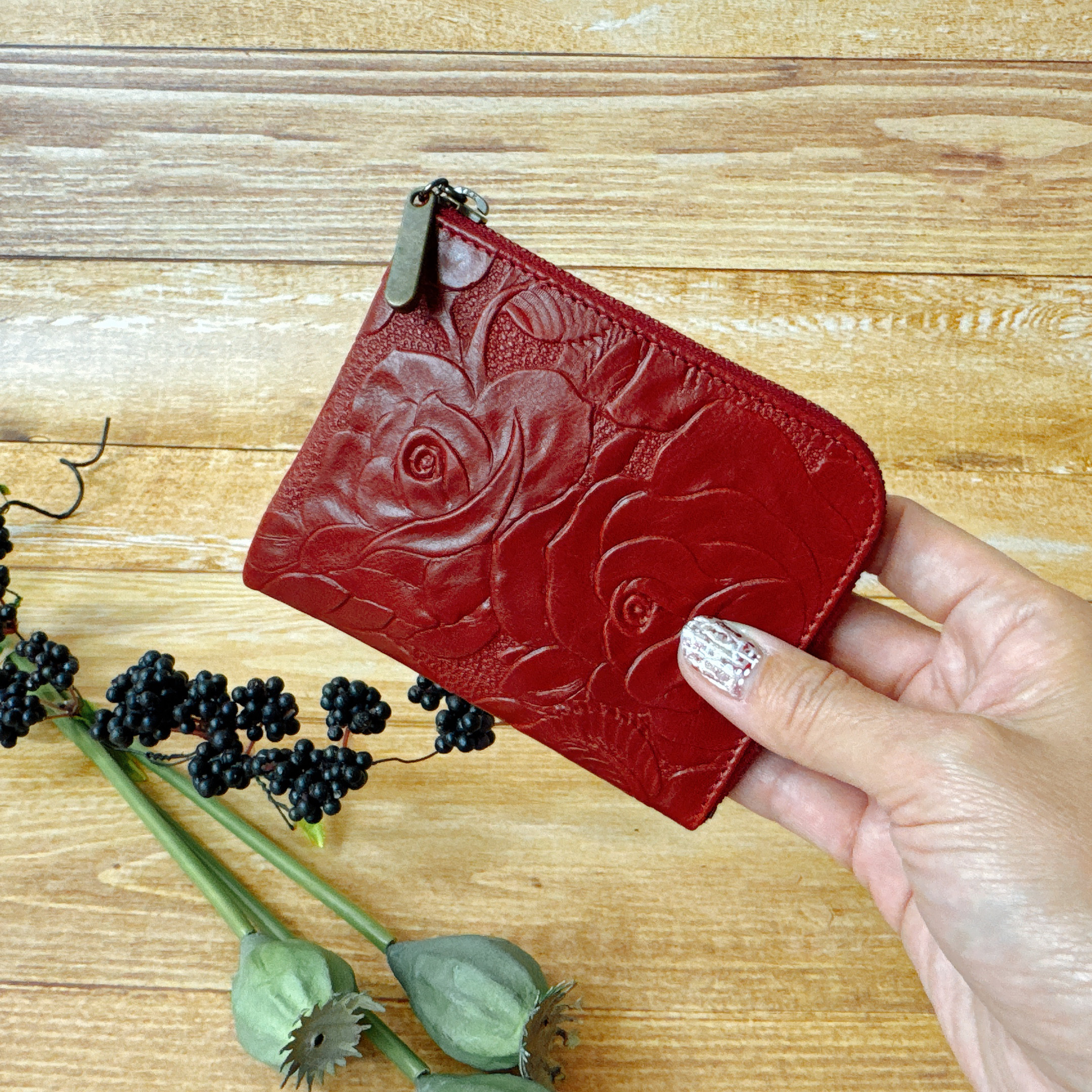 薄マチで使いやすい ハーフ財布 牛革 ヴィンテージ バラ型押し レッド